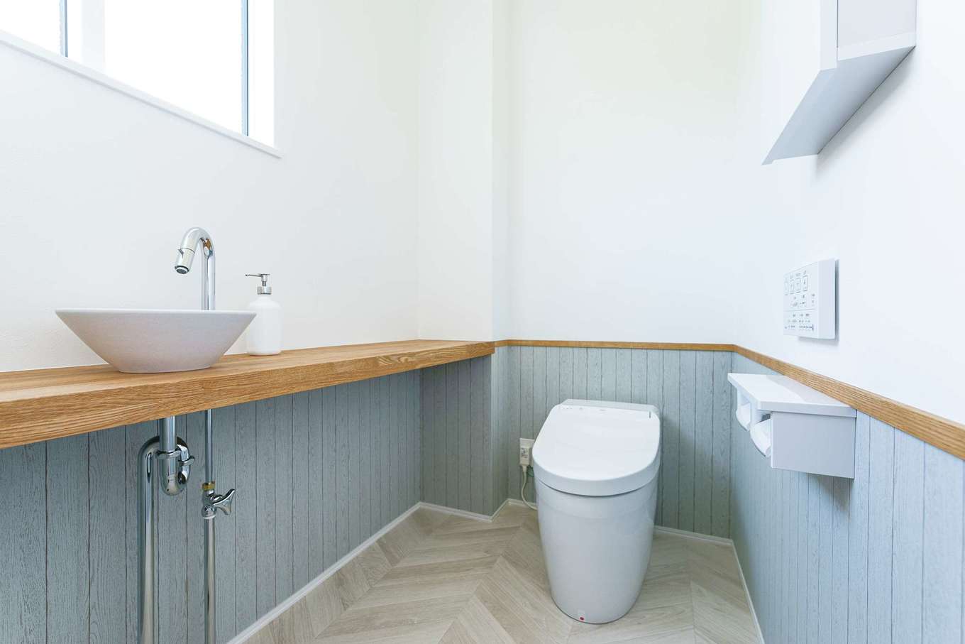 KUREKEN HAUS（榑林建設）【デザイン住宅、省エネ、間取り】トイレは抑えたトーンのブルーとシンプルな水栓が清潔感と上品さを演出