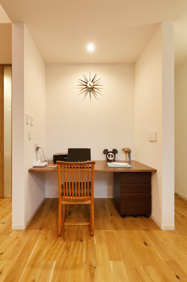 ダイニングには、リモートワークに最適なオープンな作業スペースも設けた