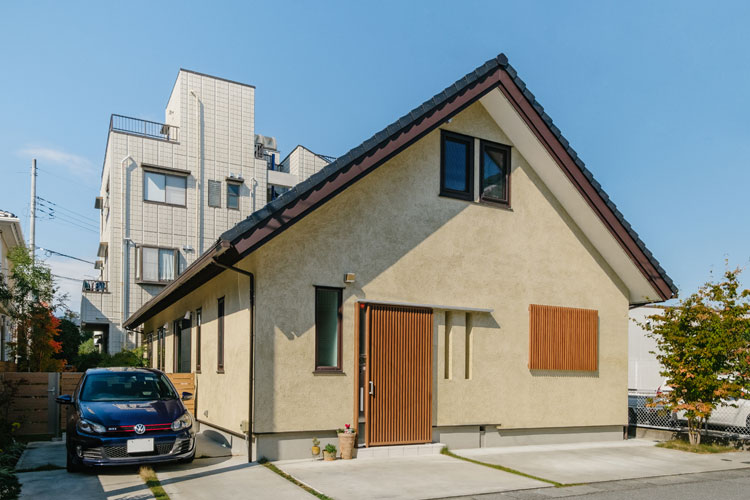 ナカゴミ建設【収納力、間取り、趣味】平屋のようにも見える三角屋根のシンプルな外観