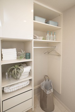 すっきりと整えられたクローゼット。オープンシェルフにはタオルや小物が収納され、使い勝手が良い設計である。