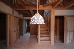 木のぬくもりを感じるリビング階段。シンプルなデザインでありながら、空間全体の調和を保っている。