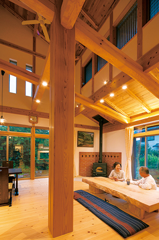 TENアーキテクツ 一級建築士事務所【和風、自然素材、建築家】吹き抜けのリビングで存在感を放つのは、 どっしりとした大黒柱。もうひとつの主役である薪ストーブは、冬、家中を温めてくれる