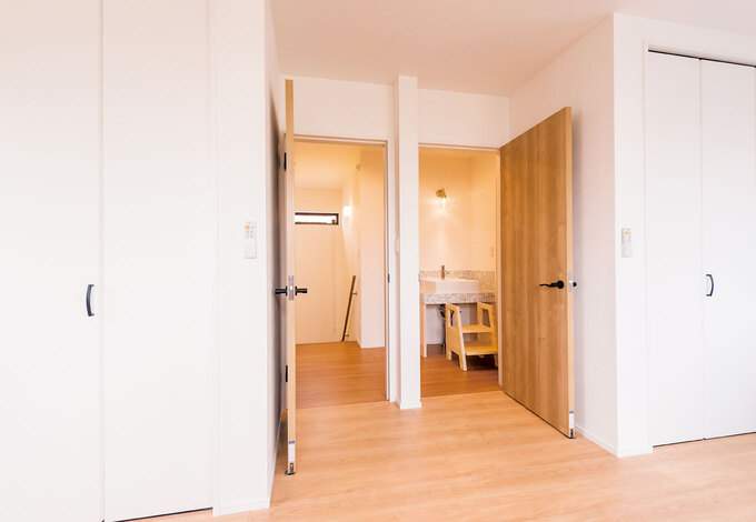 家の中でものびのび遊べるように、広い子ども部屋を確保。子どもの成長や希望に応じて壁を設け、二つの個室に仕切れる。ドアやクローゼットも左右対称に用意されている