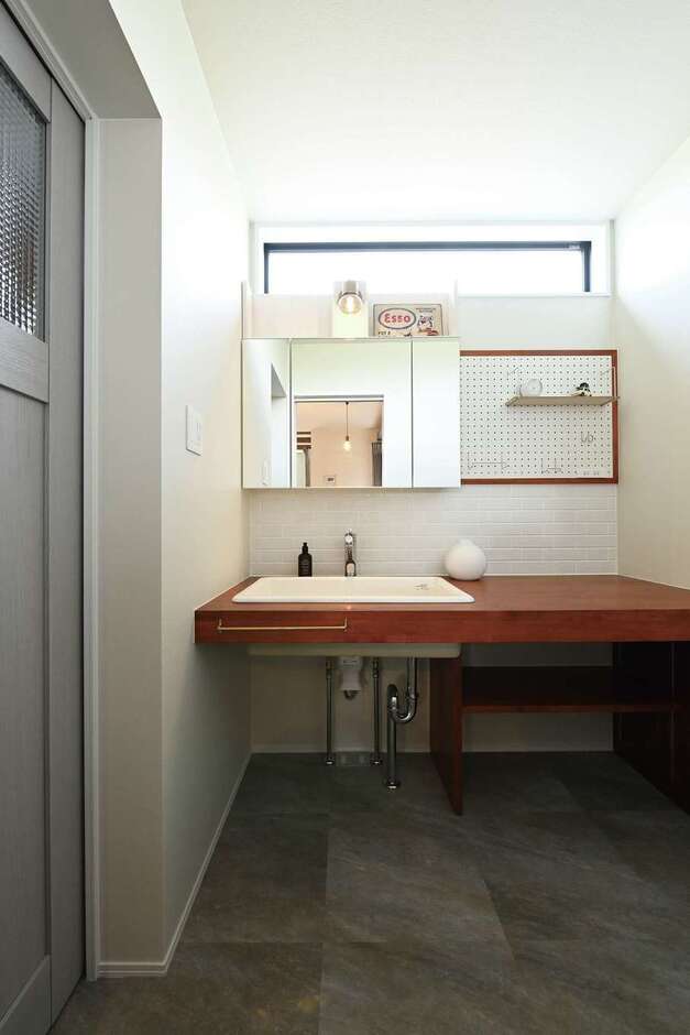 洗面室と脱衣室を分けて、どちらも使いやすい。ハイサイドライトを設けたことで、北面とは思えないほどの明るさを確保した