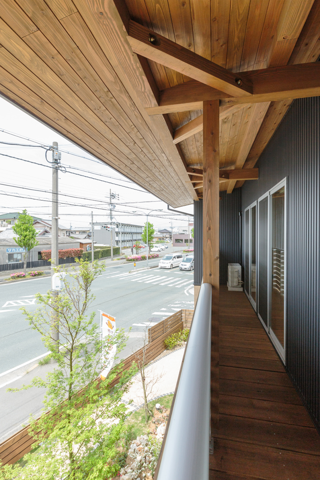 福工房【浜松市中央区下石田町1823-1・モデルハウス】先人の知恵を生かした深い軒は、夏の直射日光を遮り、冬は室内の奥まで光を届けてくれる。エアコンに頼り過ぎることなく、夏も冬も快適に過ごすことができる。2階の軒は約2mあるので、小雨が降っても洗濯物が濡れる心配もない
