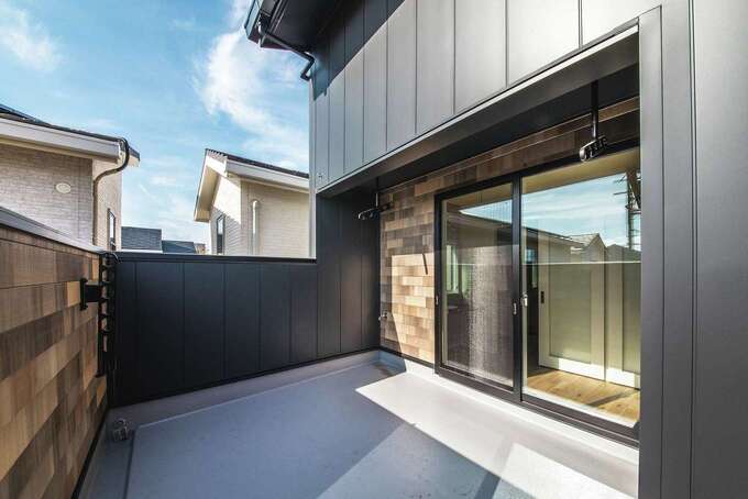 静鉄ホームズ｜ウォークインクローゼットの手前にはランドリールーム・バルコニーを配し、洗濯から収納までの流れをここだけで完結できる。広々としたバルコニーは、アウトドアを楽しむスペースへと進化する予定！