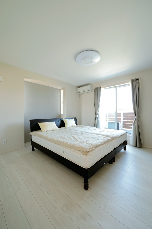 絆家（きずなや）【1000万円台、デザイン住宅、省エネ】ごくシンプルな造りの寝室は、枕元の壁を突元の壁を突出させ、採光窓を付けてアクセントに