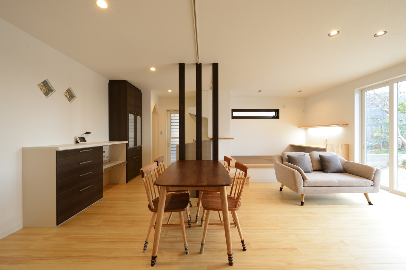 Yamaguchi Design 【収納力、二世帯住宅、間取り】3本の化粧柱で緩やかにゾーニングした子世帯のLDK。肌触りのいい床は無垢の杉板を使用。天然木ならではの経年変化も楽しみのひとつ