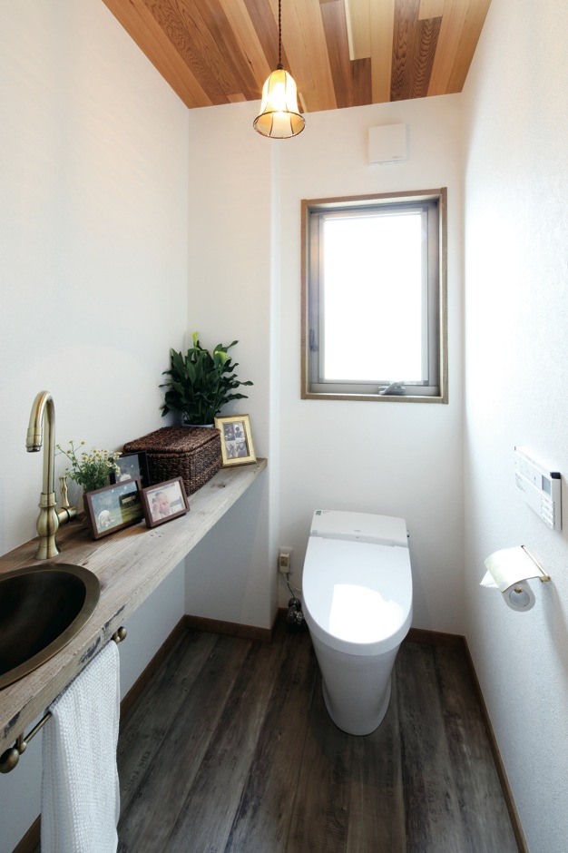富士ホームズデザイン【デザイン住宅、自然素材、インテリア】トイレの天井はレッドシダー。シャビーな雰囲気に合わせて洗面ボウルも銅製をチョイス