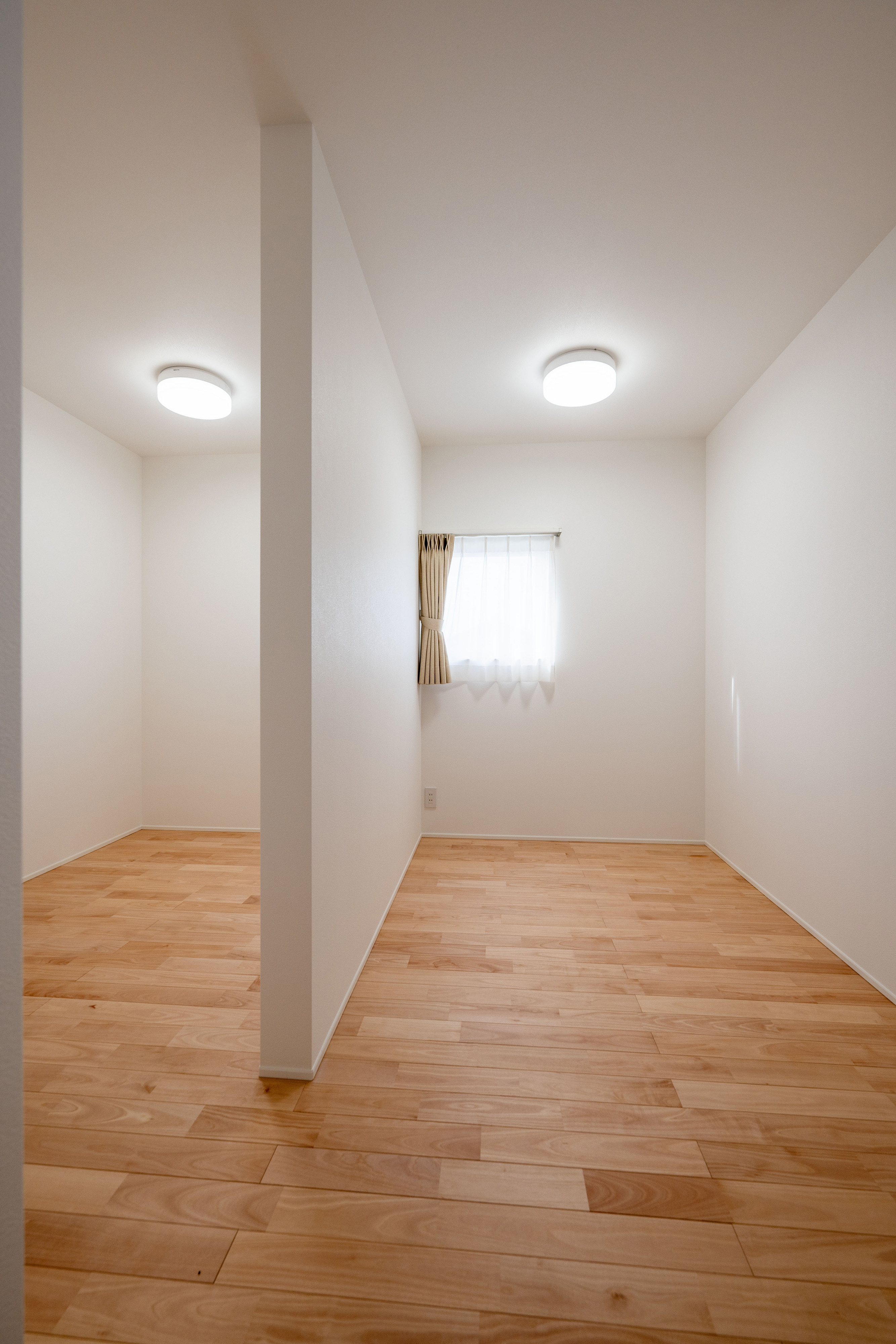 ハウスプラン（R＋house沼津・富士）【デザイン住宅、省エネ、建築家】2階の個室も無垢床に。生活サイクルのズレを吸収できるよう、ご夫婦の寝室は半セパレートスタイルに