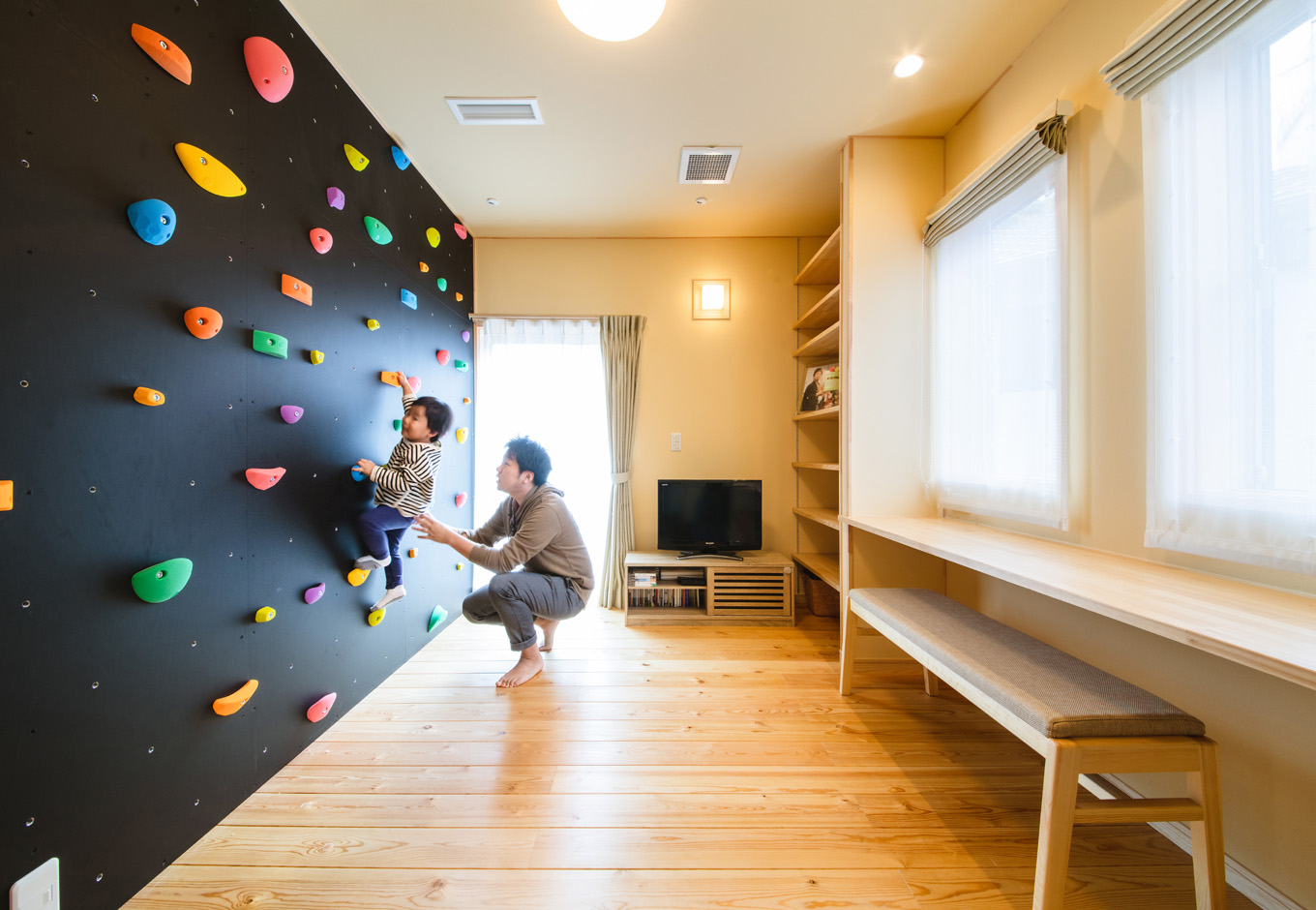 瀧口建設｜２階のセカンドリビングにはスタディカウンターとボルダリングの壁を設けてあり、子どもが家の中でものびのびと遊べる空間を確保。壁面に造り付けの書棚もたっぷり設けてある