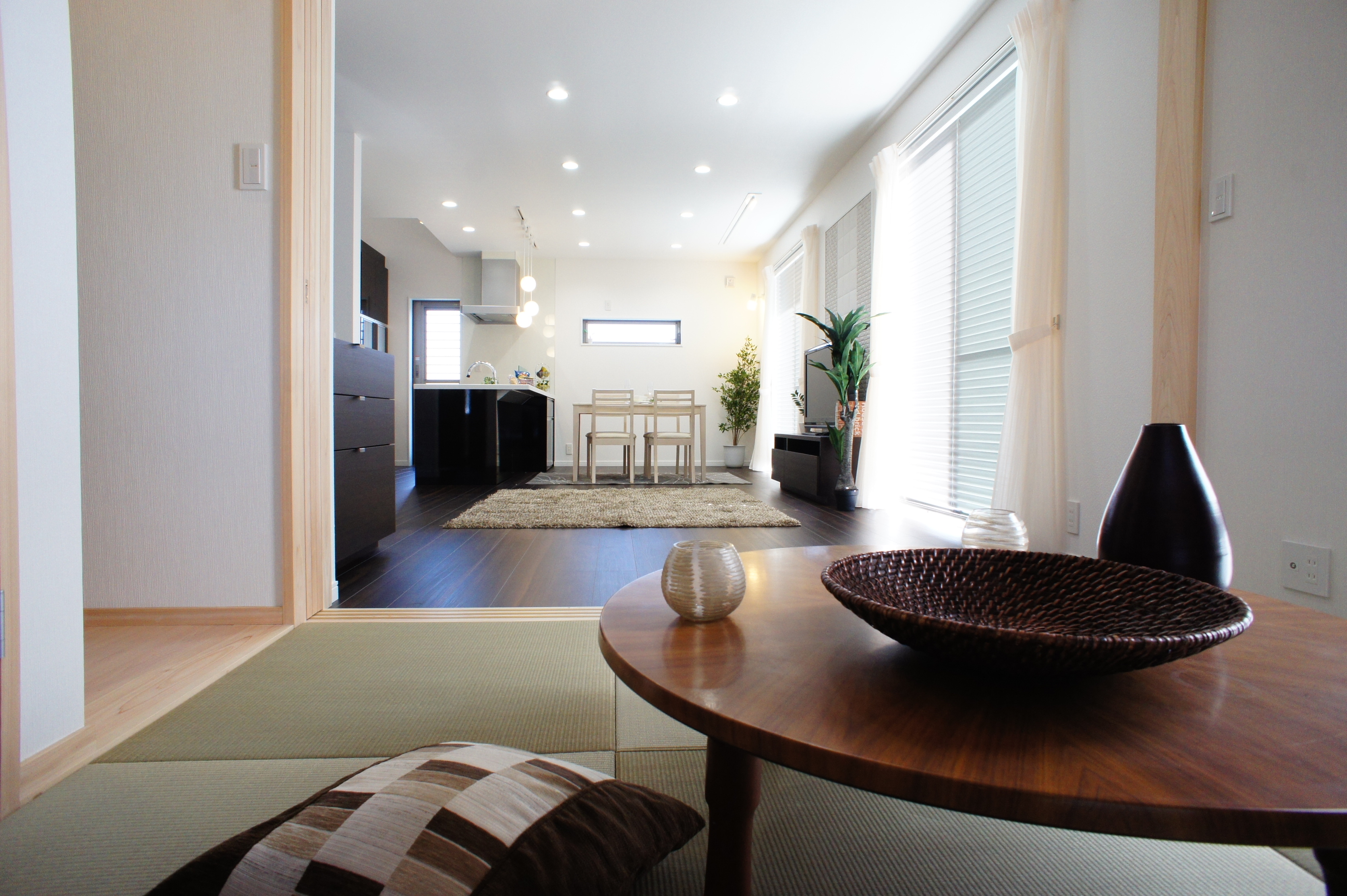 小野田産業～designers house project～｜開放感のあるLDK空間。和室から見渡せるダイニングとキッチンエリアが、家族の団らんを演出する。