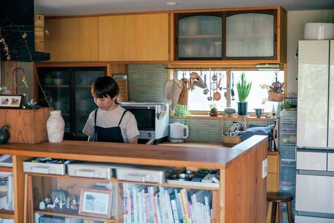 愛着のある「モモナチュラル」のガラス戸棚がぴったり収まるように