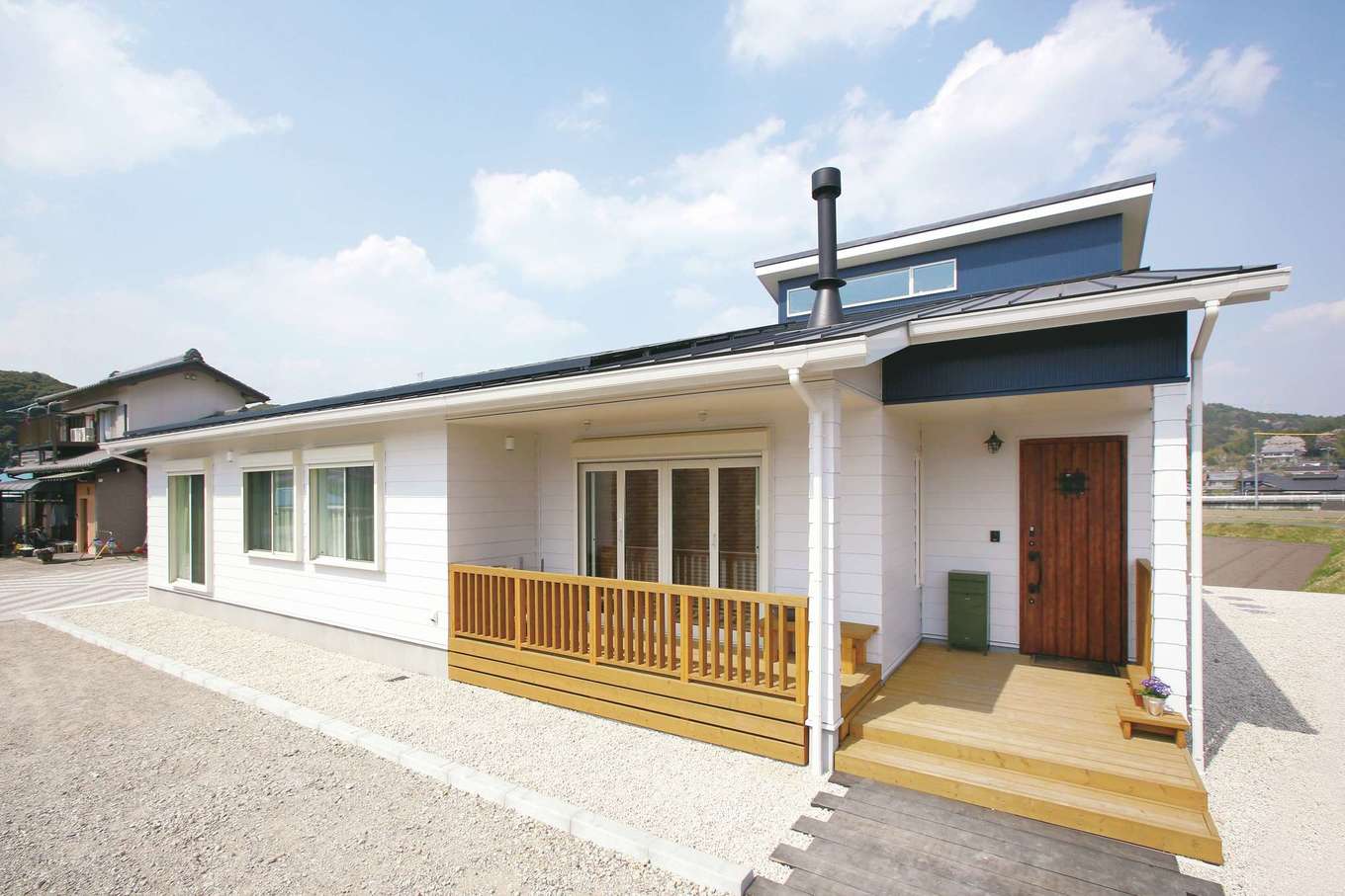 片桐建設【間取り、デザイン住宅、省エネ】平屋のようにも見えるU邸の外観。カヴァードポーチと煙突がおしゃれ。10kWの太陽光発電を搭載し、ZEH基準もクリア