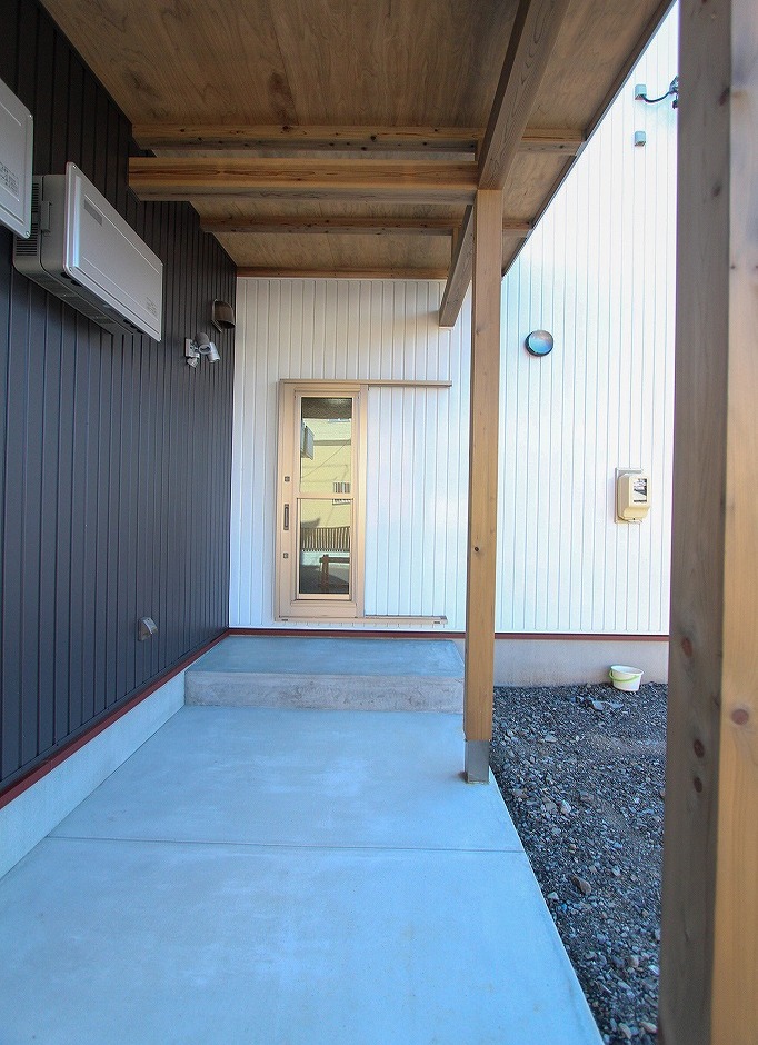 アクトホーム【自然素材、省エネ、間取り】キッチンの勝手口からつながるサービスヤード。ゴミの一時置きにも便利。
