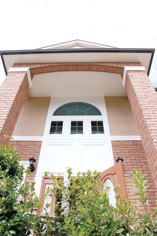 本格輸入住宅らしい大空間。圧倒的な玄関の存在感に息をのむ