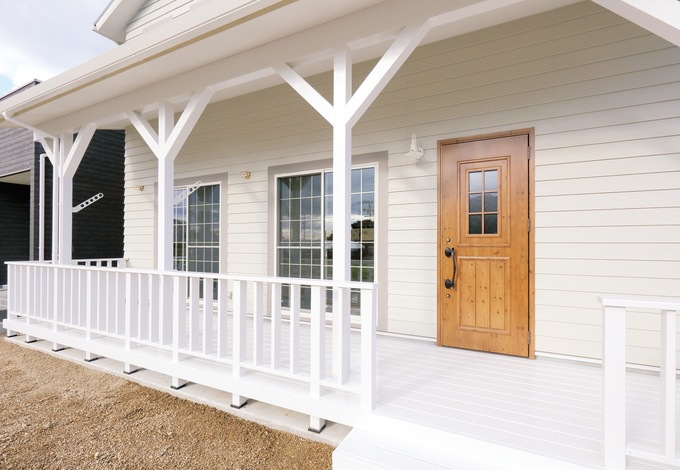 白い柱、フェンスとラップサイディングが絶妙に融合