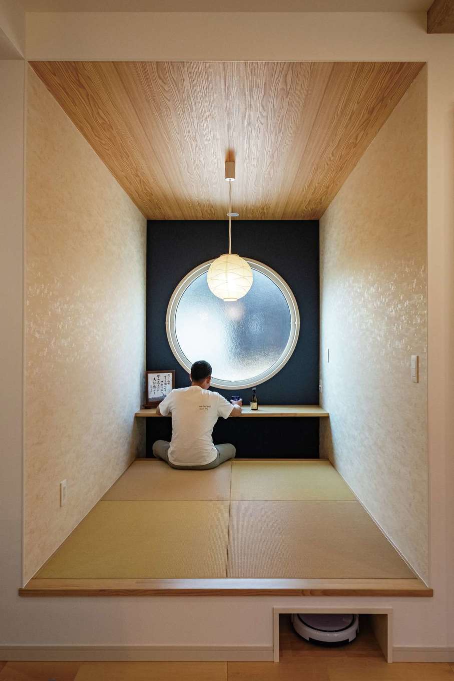 ぽっくハウス【リプルス】【デザイン住宅、趣味、間取り】小上がりの畳コーナーに「夜空に浮かぶ月」をイメージした直径1mの丸窓と桜のクロスを採用。和の空間で晩酌を楽しみたいというご主人の夢を叶えた