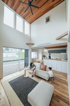 床はアカシア、壁は漆喰、天井はレッドシダー。自然素材のあたたかみと吹き抜けの開放感がミックスされ、大きなリラックスで満たされる