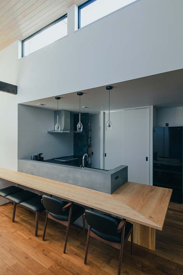 平屋建築ブルーハウス【デザイン住宅、建築家、平屋】キッチンの腰壁にはユーロプラストを採用。グラフテクトのキッチン(面材：メルクリオ)との相性もバツグン！