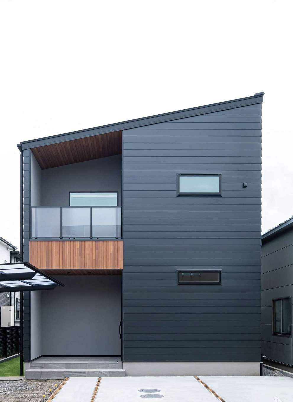 TOZAKI HOME 戸﨑建設　【デザイン住宅、間取り、インテリア】ブラックの外壁にグレーの塗り壁を合わせたシックな外観