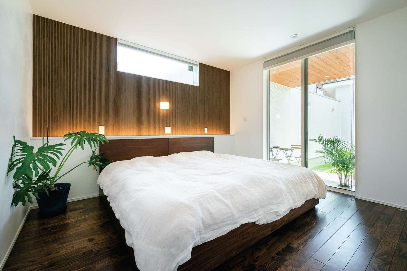 nattoku住宅【デザイン住宅、自然素材、平屋】タイルテラス、中庭へと続く、リゾートホテルライクな主寝室