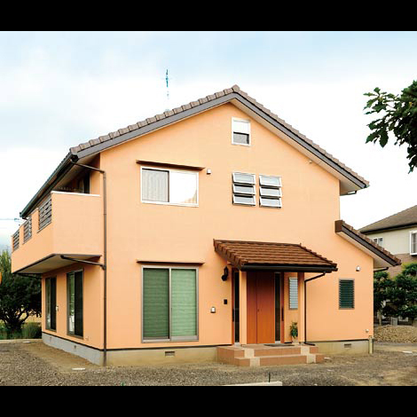 細い路地に突然現れるサーモンピンクの塗壁