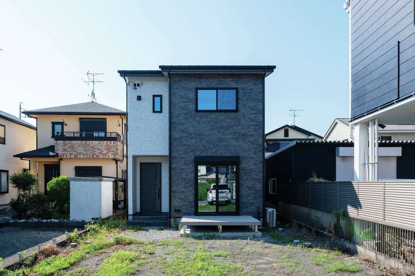 irohaco （アヴァンス）【デザイン住宅、省エネ、間取り】グレーと白のツートンカラーで、シンプル＆モダンに仕上げた外観。太陽光発電を搭載し、低燃費で快適な暮らしを実現した