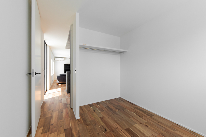 4.5畳の子ども部屋。収納は扉を設けず、家具やインテリアも自由に配置できるスタイルです。お子さまが大きくなったら、ロールスクリーンを設置し目隠しを取り付けることもできます。