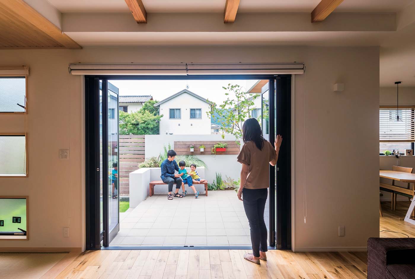 アトリエサクラ【子育て、間取り、ガレージ】リビングとテラスはフルフラット。通りからは見えないので、完全なプライベート空間に。アウトドアのリビングとしてバーベキューを楽しんだり、夏は子どものプール遊
びにと大活躍する