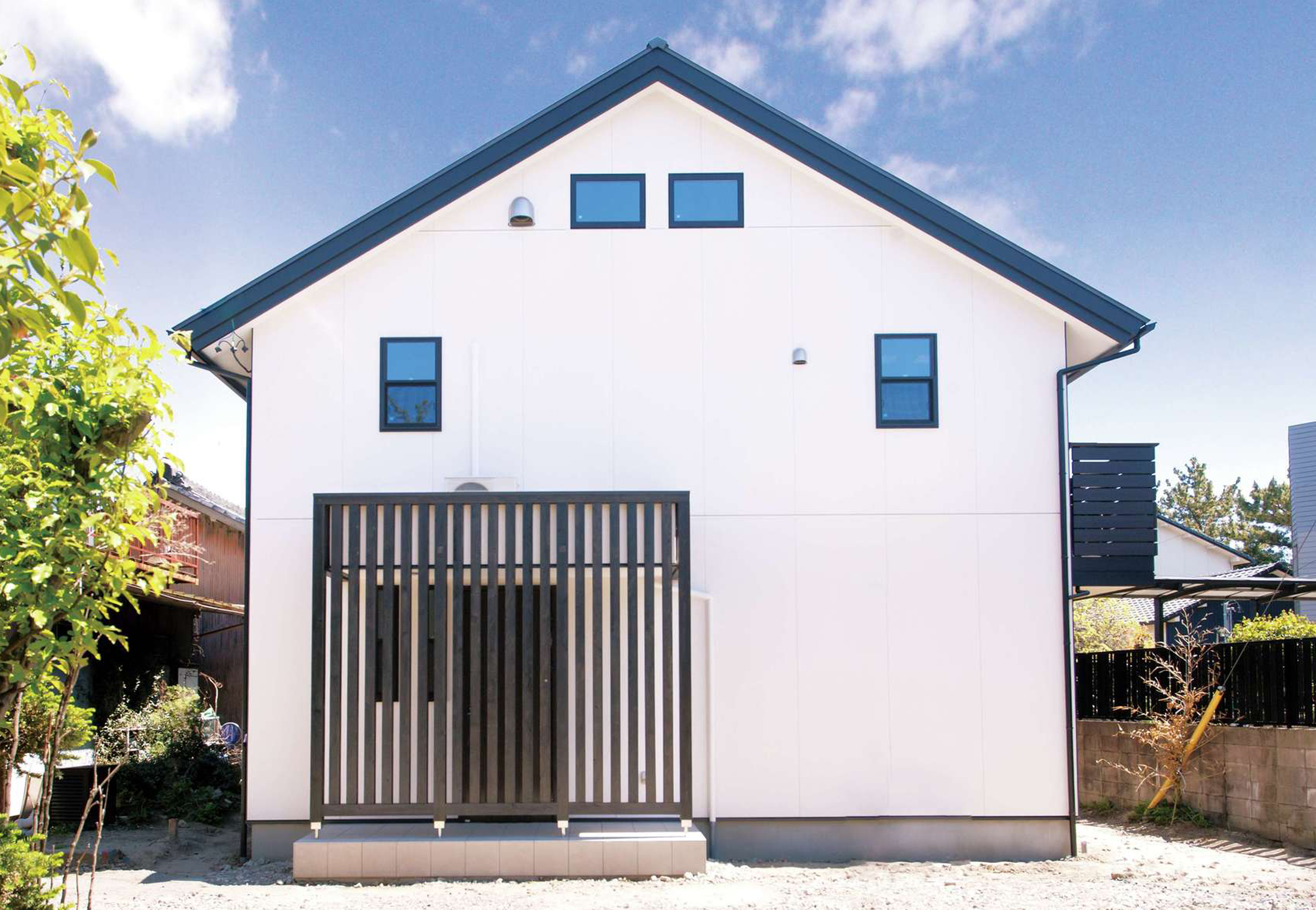 サイエンスホーム【1000万円台、趣味、自然素材】シンプルな切り妻屋根の外観デザイン。玄関回りの格子がアクセントに