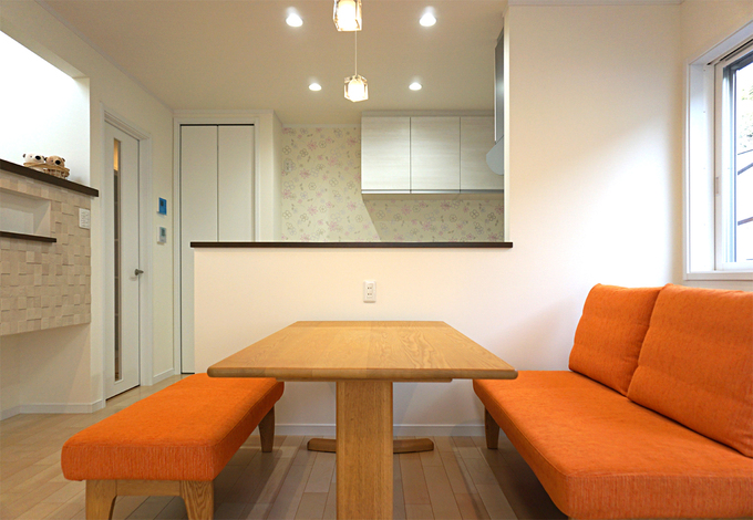 可愛らしいライトが食卓を彩る。目線の先がアクセントウォールになっており、ニッチにお気に入りのオブジェを飾ることができる