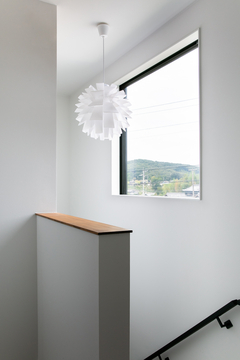 2階の階段横には、景色を切り取ってみられるようスクエアの窓を採用。
季節の移ろいを感じられるスペースに。