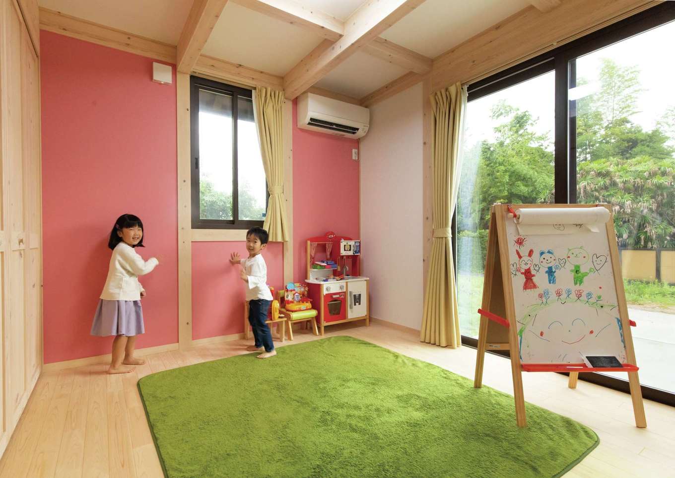 サイエンスホーム【デザイン住宅、趣味、自然素材】2つの子ども部屋はあえて中庭を挟んで距離を空け、大きくなってからもプライバシーを保てるようにした