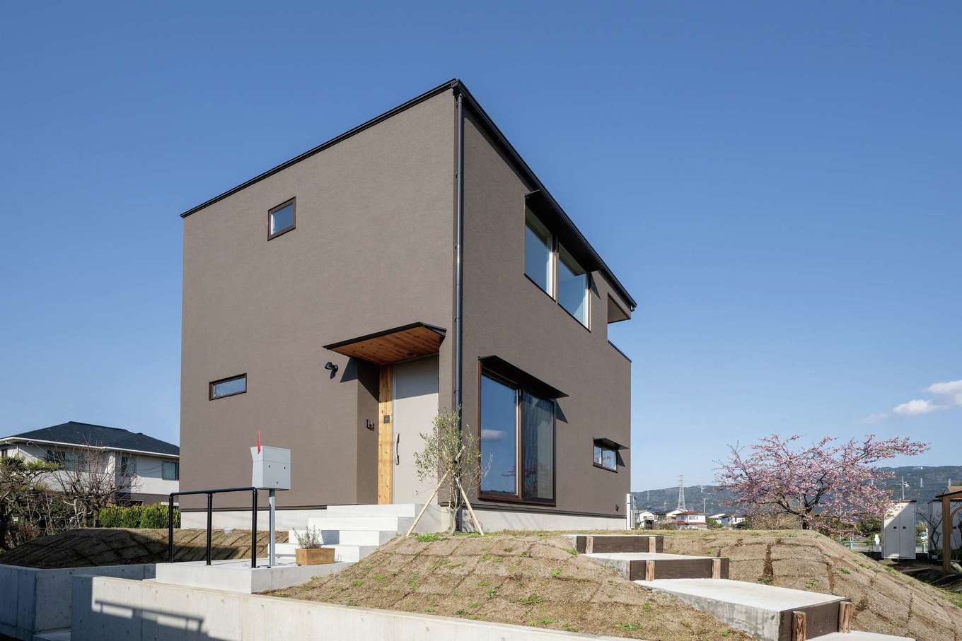 ハウスプラン（R＋house沼津・富士）【デザイン住宅、省エネ、建築家】自然な丘をつくり、グランドライン設定（建物の高さ基準地点）を上げることで水災を防ぐ