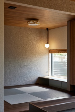 落ち着いた色合いの畳と木目の天井が、モダンさの中に和の温かみを感じさせるタタミコーナー。やさしく灯るペンダントライトが空間に柔らかなアクセントを添え、心地よいくつろぎのひとときを演出。