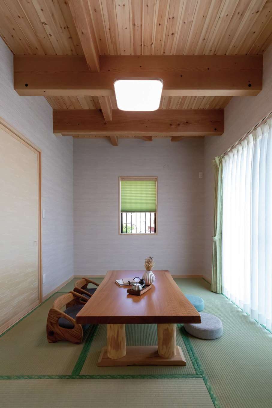 住まいるコーポレーション【デザイン住宅、和風、自然素材】リビングの奥には続き間の和室があり、子どものお昼寝やおもちゃ遊び、あるいは客間としても利用できる