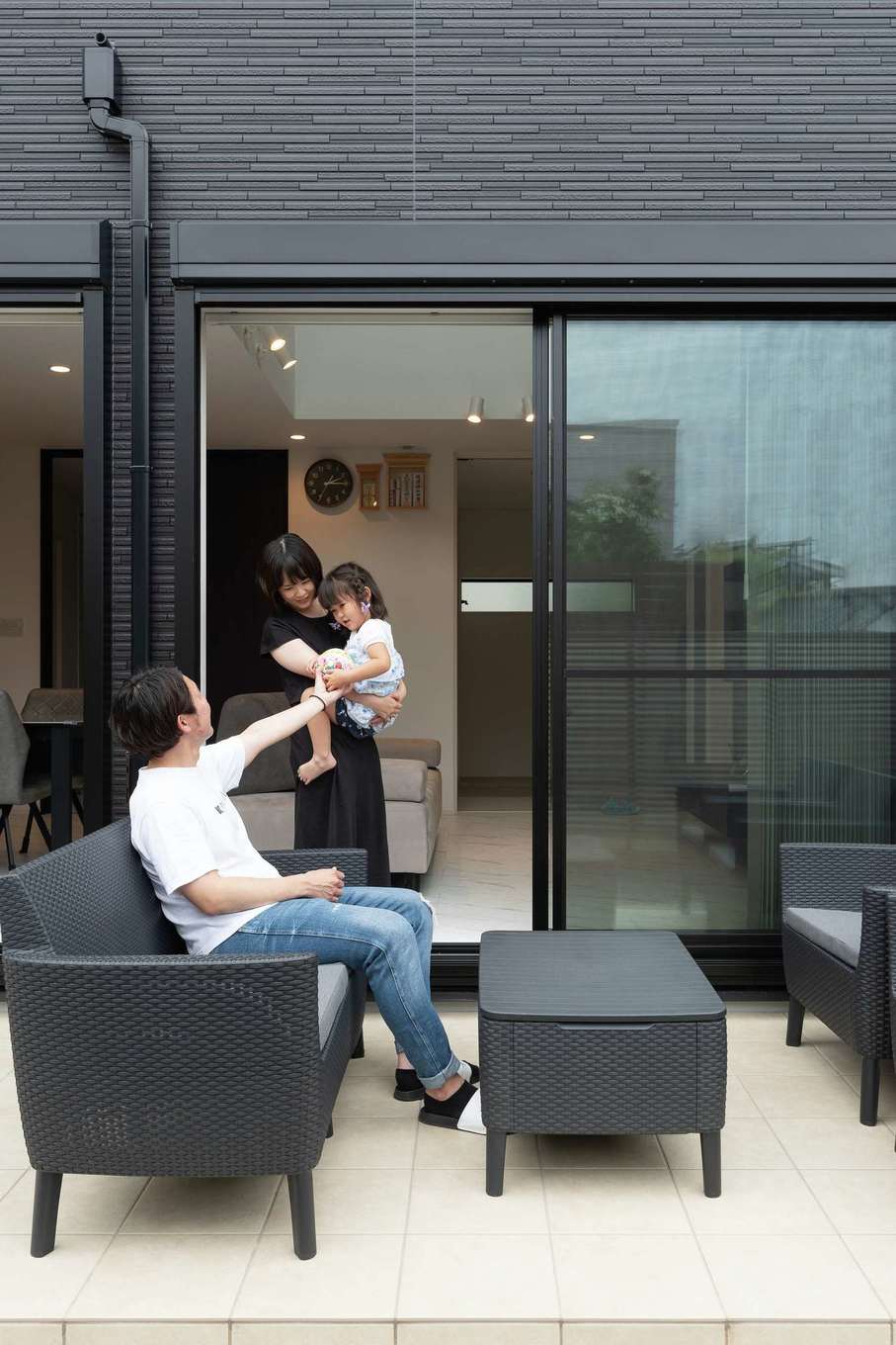 HAPPY HOUSE（山田工務店）【デザイン住宅、子育て、間取り】メンテ性からタイルを選択。高級感があり、洗練された内部とも調和する。屋外用の家具を設置したことで利用頻度も高く、休日の朝ごはんやランチに活躍
