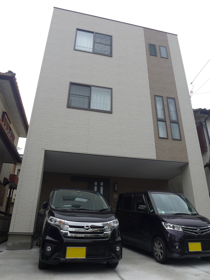 建築システム（狭小住宅専門店）【二世帯住宅、ペット、ガレージ】設計の段階から外観デザインを意識して窓の位置や外壁の貼り分けまで計算され尽くしたフォルム