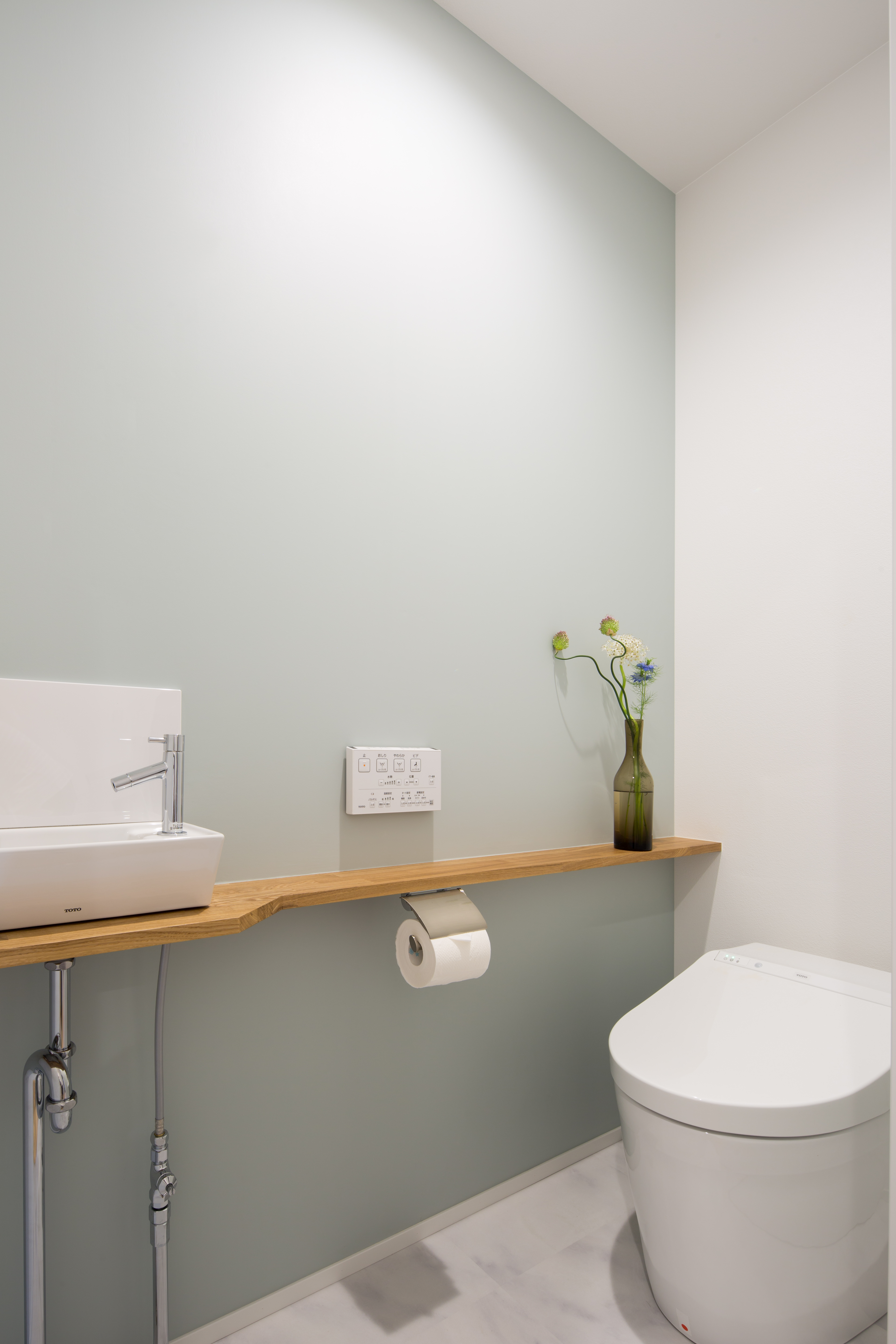 シンプル｜パステルチックなクロスを一面に貼り、可愛くデザイン。
カウンターはS様のこだわり、使いやすさを重視。