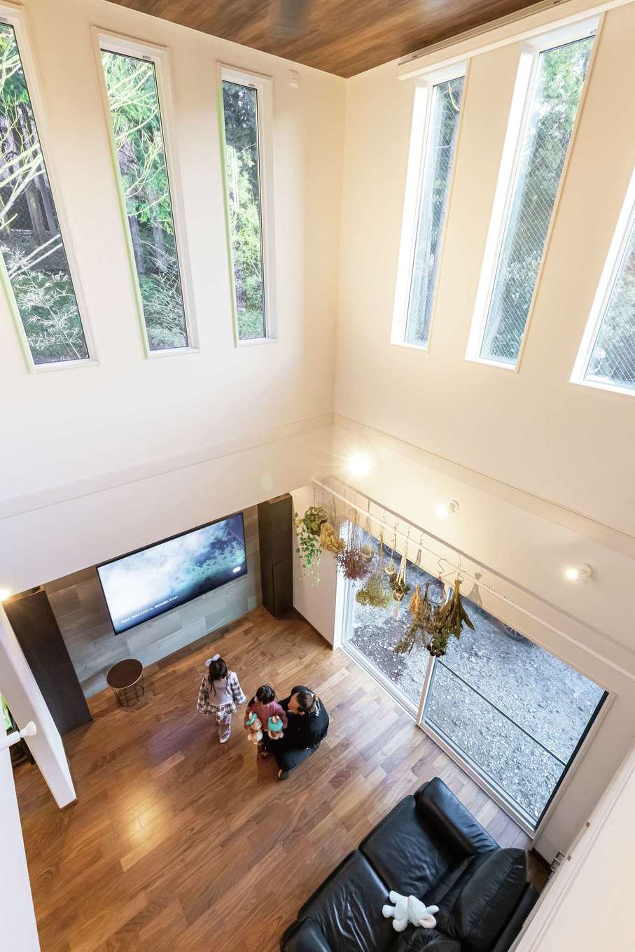 住宅工房 アリアンス【デザイン住宅、省エネ、間取り】間取りを平面ではなく「球体」として考え、夏と冬の太陽高度に応じて、光と風の入り具合をシミュレーションする『アリアンス』。外からの視線を外しながら、光と風を巧みに取り入れる設計手法で、住み心地のいいLDKを実現した