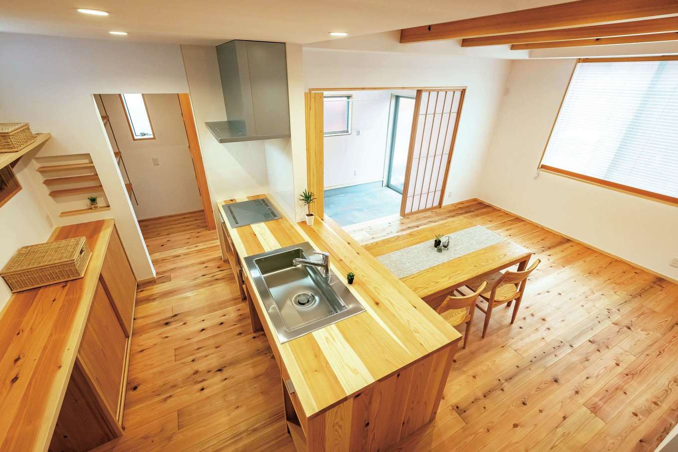 富創 -ふそう-【デザイン住宅、自然素材、間取り】床は芳香と肌ざわりが魅力の天竜スギ、壁と天井は優れた調整・消臭効果をもつホタテペイント。間仕切りに障子を採用し、和の落ち着きをプラス