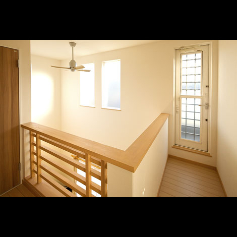 吹き抜けにシーリングファンを付けることで空気の循環もアップ