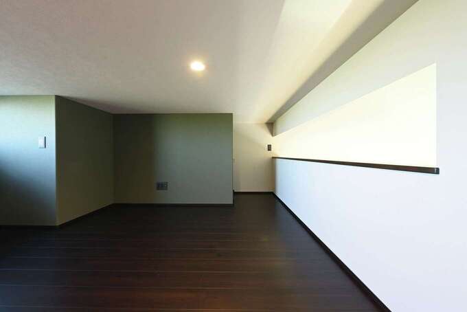 小屋裏スペースは、ご主人の趣味部屋や親子で楽しむゲームコーナーなどとして利用する予定。リビングの勾配天井に面して上部の壁を窓のようにオープンにしてあり、階下にいる家族と会話することもできる