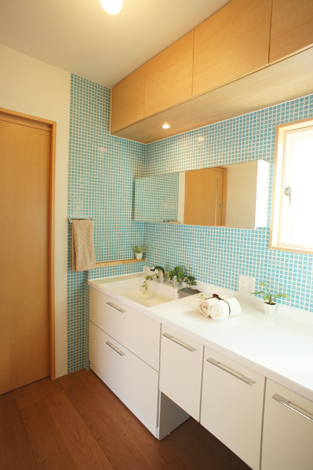 小野田産業～designers house project～【デザイン住宅、和風、自然素材】ワイドミラーとモザイクタイルでおしゃれモダンな洗面所