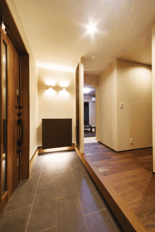 一般的には300mm角のタイルが貼られるが、300×600mmを採用。格子や照明とともに旅館のような高級感を生む。容量充実の土間収納も備える
