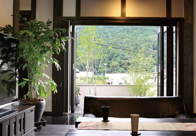 サイエンスホーム【デザイン住宅、狭小住宅、間取り】リビングの大開口サッシを開ければ、山の景色が額縁の写真のように見える