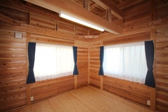 木材をふんだんに使った居室。暖かみのある木目が特徴的で、ナチュラルな雰囲気を醸し出す。窓からの光で明るさも十分。