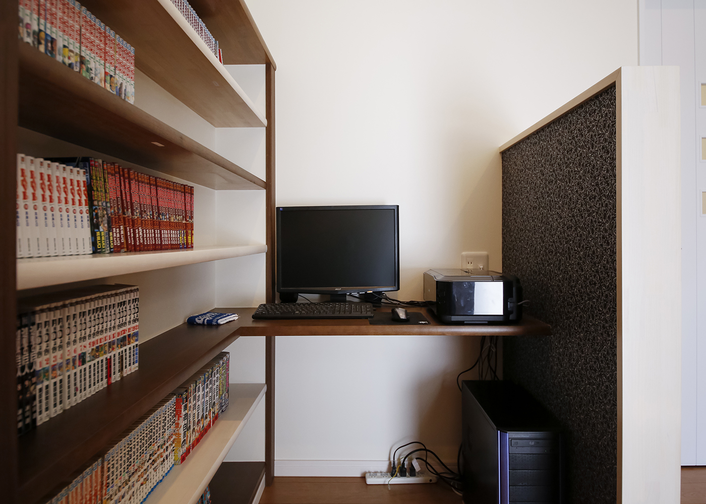 丸昇彦坂建設【デザイン住宅、間取り、インテリア】書斎兼趣味室。好きなものが詰まった一角は、こだわりのクロスに仕切られ、自分だけの特別な空間に