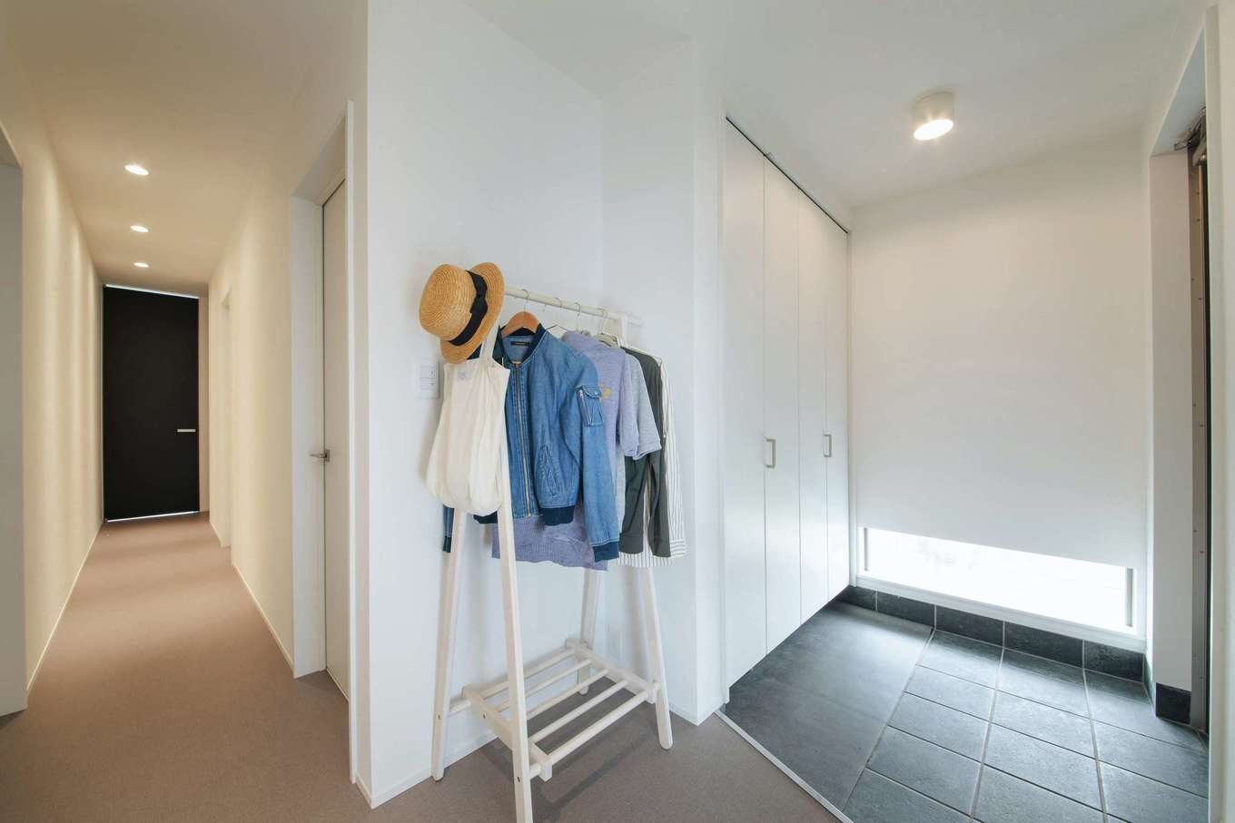 Yamaguchi Design 掛川店（アイフルホーム 掛川店）【デザイン住宅、間取り、平屋】すっきりシンプルに仕上げた玄関ホール。長い廊下は平屋ならではの贅沢な動線